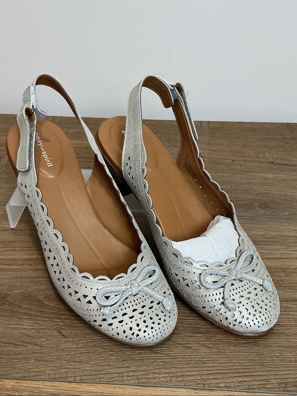 Easy Spirit Chatt Silver Perforated Slingback pumps with Bow Accent, size 8
